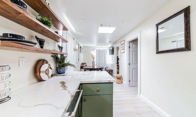 Valencia Casa | 14 Minutes to Magic Mountian-Cozy In-Law Suite