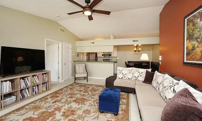 Roselawn Finance Condominio | Beautifully furnished 2BR in a quiet cove in the heart of Cincinnati.