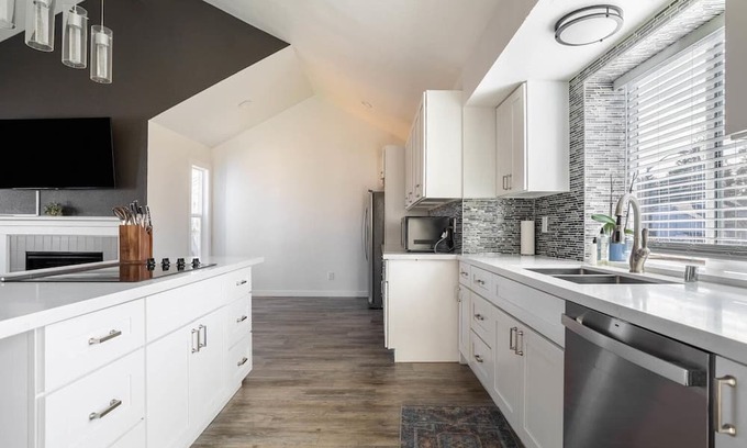 Kent Casa | Upscale Kent 1BR, close to Groceries, Shopping & Movies, by Blueground