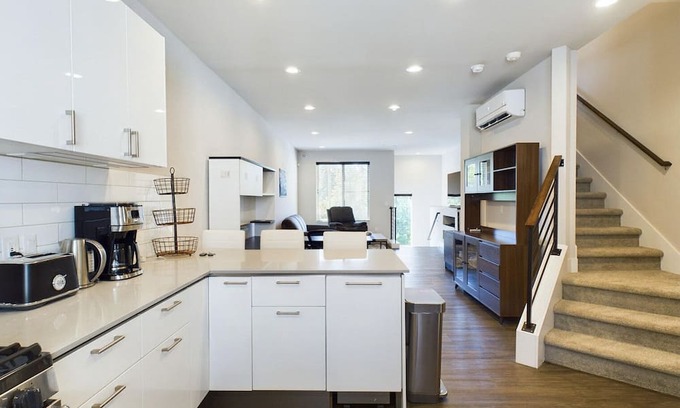 Sammamish Casa | Stylish Sammamish 1BR w/ Parking & In-Unit W/D, by Blueground