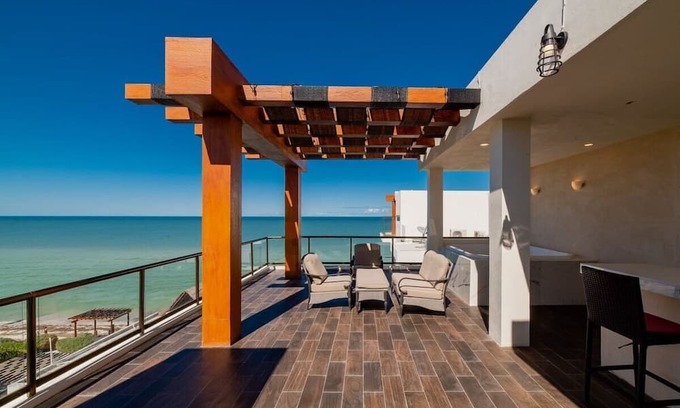 Telchac Puerto Apartamento | Beachfront 3BR PH, Private Jacuzzi, Rooftop, Gym!