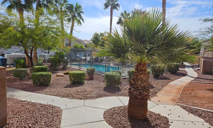 North Las Vegas Casa | Spacious Townhome 4 Bedroom with 7 Beds Sleeps 13