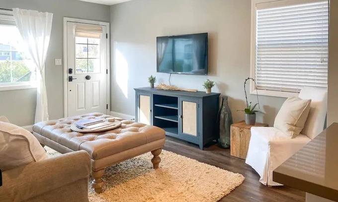 Clarkdale Condominio | Remodeled Luxury Culver City Getaway, Parking, Washer/Dryer