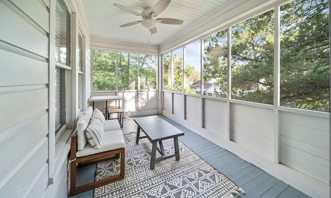 Pineville Apartamento | Remodeled Historical Apt with comfortable furnishings. Safe, convenient area