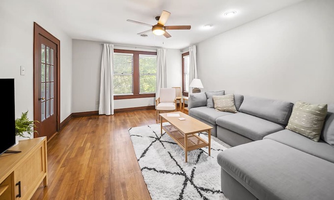 Pineville Apartamento | Remodeled Historical Apt with comfortable furnishings. Safe, convenient area