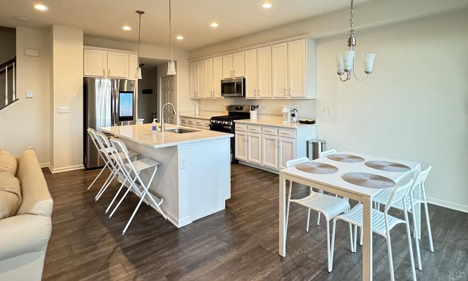 Fox Valley Casa | Sleek Townhome in Aurora w/ in-unit laundry - In between Aurora and Naperville