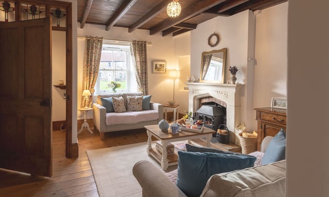Richmond Apartamento | Thimble cottage is a traditional two bedroom cottage with many original features