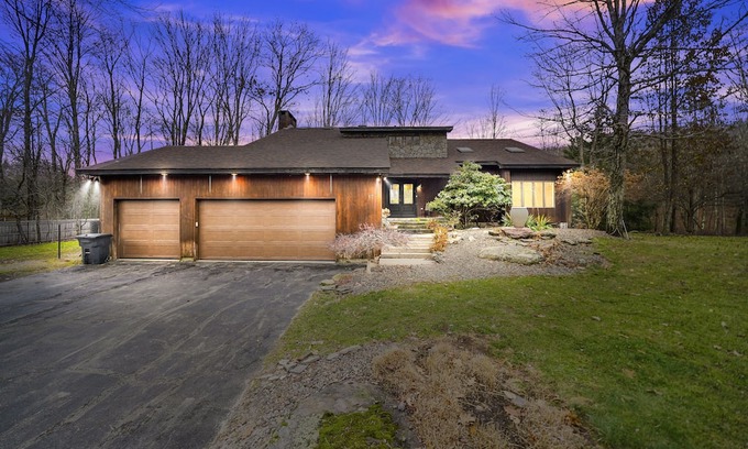 South Fallsburg Casa | Strictly Kosher 5 Min Walk All Year Shul-Hot Tub, Enclosed Heated Pool+ Gameroom