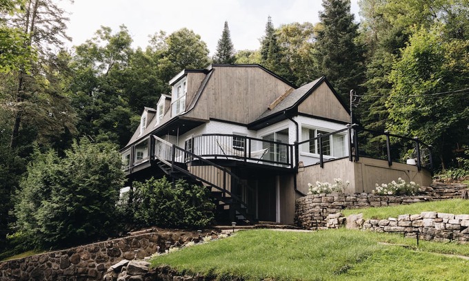 Val Morin Chalet De Esquí | Luxury Chalet in luarentides with Beautiful Views | HotTub | Sauna | Steam Room