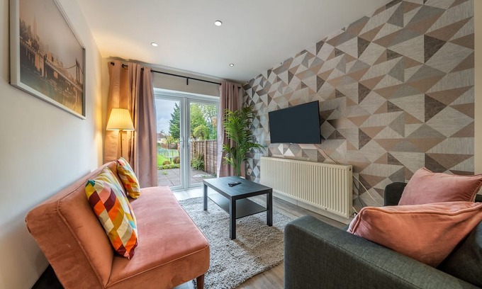 Luton Casa | Captivating 4 BR Terraced House in Luton's Prime Location