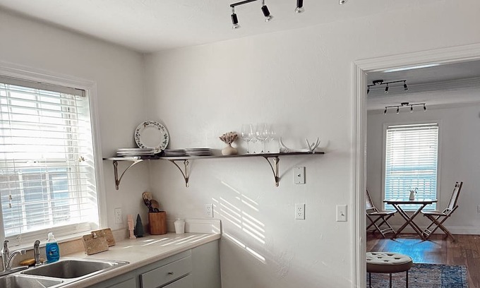 Lake City Casa | Stylish Retro cottage. Sleeps up to 7. Close to ball parks, lakes, and springs!
