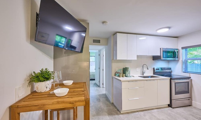 Parkside Apartamento | Tropical Bungalow in Hollywood Beach, w/ KING BED!