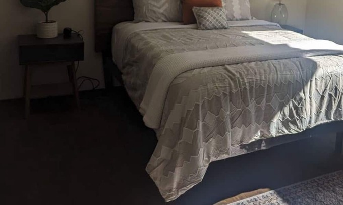 Chico Apartamento | Walk to Downtown & Chico State. Spacious 2 Bedroom with Parking. Pets welcome!