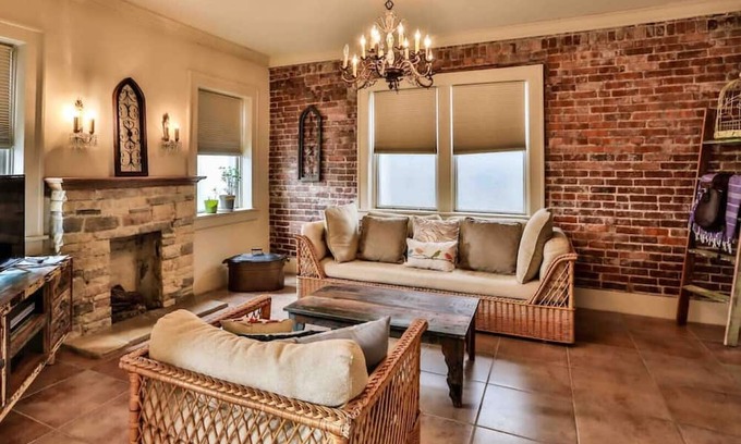 Maple Ridge Apartamento | The Teak Follow, beautiful brick enclosed space