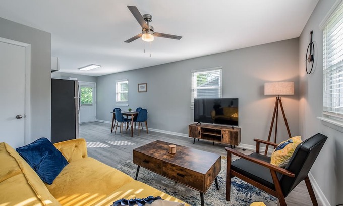 East Raleigh Casa | The Blue Bird, newly renovated modern home close to downtown Raleigh
