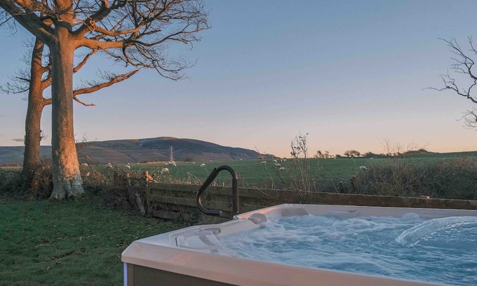 Millom Cabaña | Hycemoorside House - Group Hot Tub Getaway