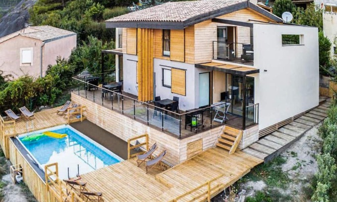 Marcoux Casa | This beautiful and modern vacation home welcomes you with a breathtaking mountain view.
