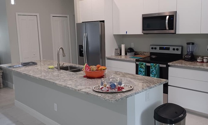 Summerfield Casa | 3 Miles to Villages/Near Lake Weir/Fishing/Boating. Brand New Custom Family home