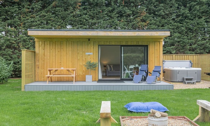 Toppesfield Cabina | City to Country Retreat Luxury Lodge with Hot Tub