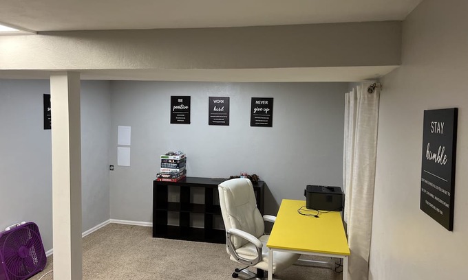 Lamar Heights Area Casa | Vibrant, comfortable home in Arvada. Close to great eats and beautiful views!!!