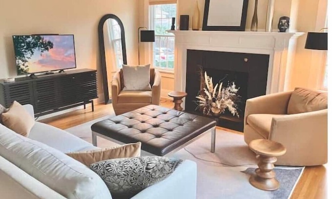 Northeast Minneapolis Casa | Sunny penthouse-style living with private deck