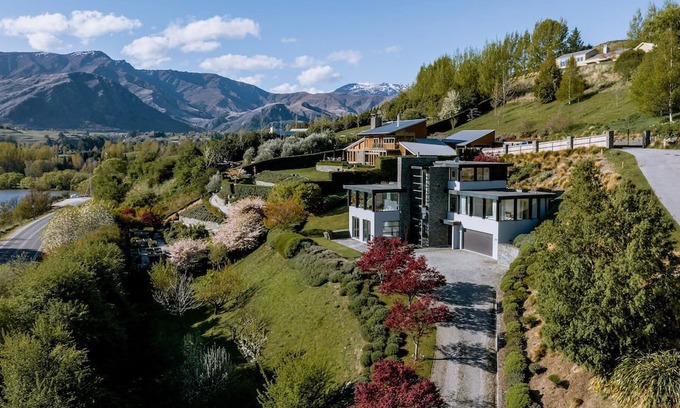 Lake Hayes Casa | Hawthorne House - Lake Views
