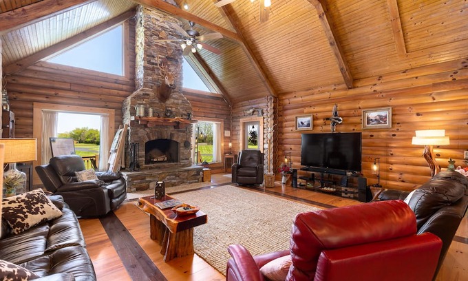 Franklin Cabina | A Little "Peace" of Paradise A Log House on a Rural Franklin Farm