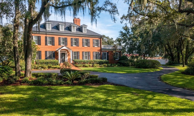 Leesburg Casa | Luxurious, Georgian-Style Estate, with Dramatic Heated Pool and Lanai