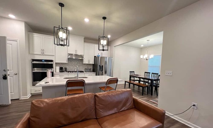 East Raleigh Casa | Close to Research Triangle, Wake Med, Duke Med, Airport & Downtown Raleigh.