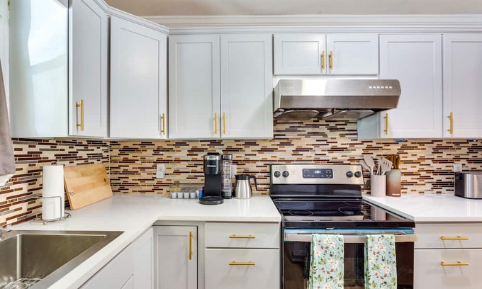 Alpharetta Cabaña | Charming Alpharetta Home w/ Spacious Yard!