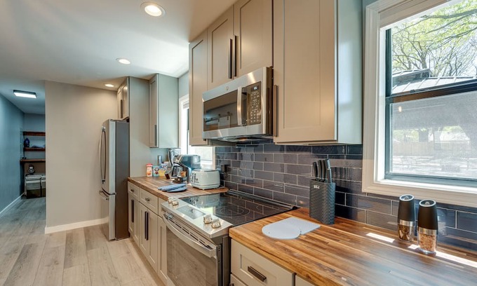 Parkway Village Cabaña | Memphis Vacation Rental ~ 10 Mi to Graceland!
