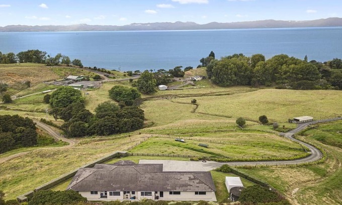 Whakatiwai Casa | SLICE OF HEAVEN IN KAIAUA WITH SEA VIEWS - BEACH & PARK WITHIN WALKING DISTANCE