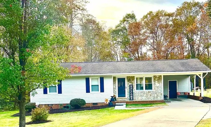 Cascade Casa | Secluded Oasis minutes from shopping Complimentary streaming services &CoffeeBar