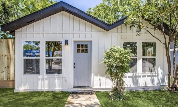 Oak Cliff Casa | Modern 3 Bedroom Home near bishop arts