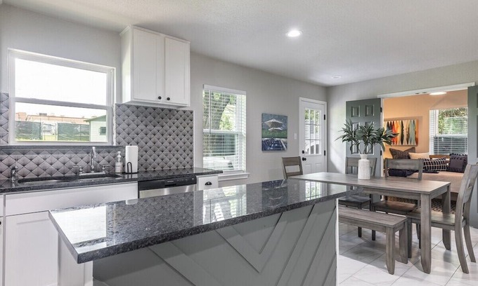 Dallas Casa | Bright and Stylish Home - 10 Min to Downtown!