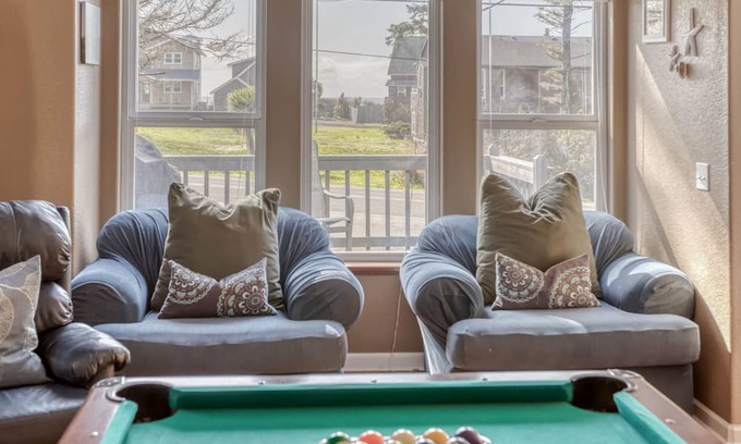 Downtown Cannon Beach Casa | Near the Beach with TVs, Foosball, Ping-Pong and Pool Tables!