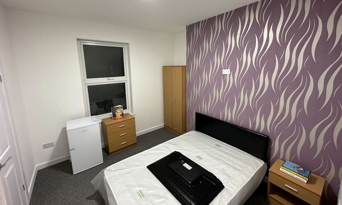 Maidstone Cama Y Desayuno | Sleeps 6 in Maidstone Central 2BR + Sofa