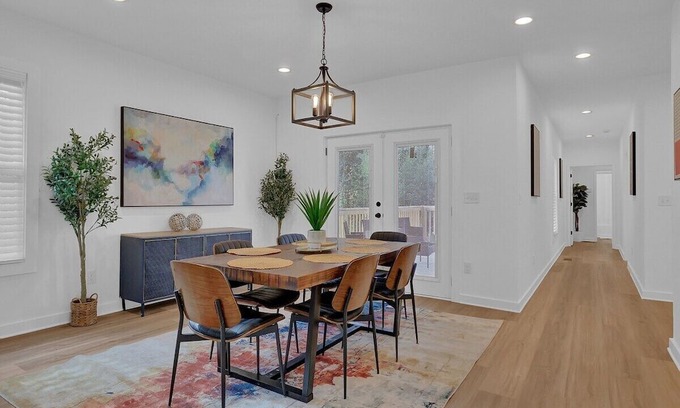 Collier Heights Casa | This house is a 4 bedroom(s), 3 bathrooms, located in Atlanta, GA.