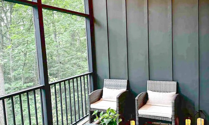 Calverton Otro | Modern Farmhouse surrounded by woods. Shopping wineries breweries hiking nearby