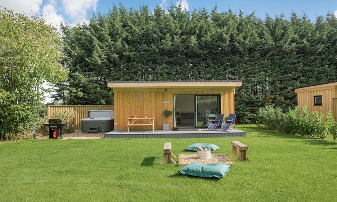 Toppesfield Cabina | Luxury City to Country Retreat Lodge with Hot Tub