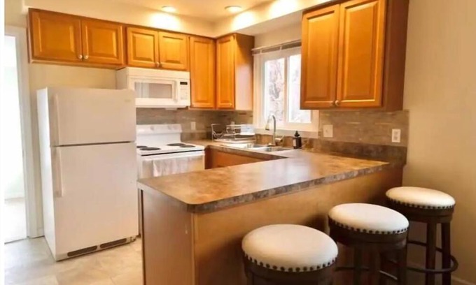 Ansonia Casa | Spacious 3-Bed with Parking. Family Friendly. King Bed