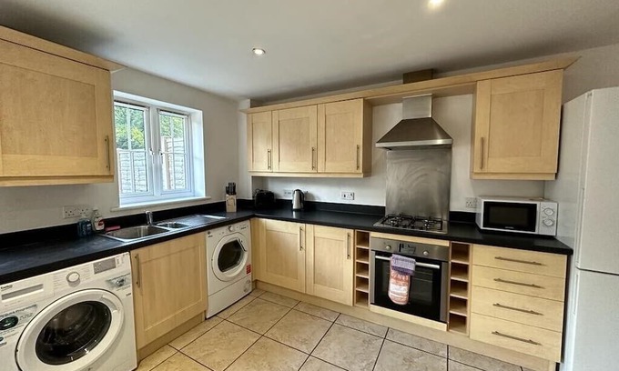 Newcastle-Under-Lyme Casa | Chervil House: Stoke's Spacious 5-Bed Gem, Book for a Splendid Stay!