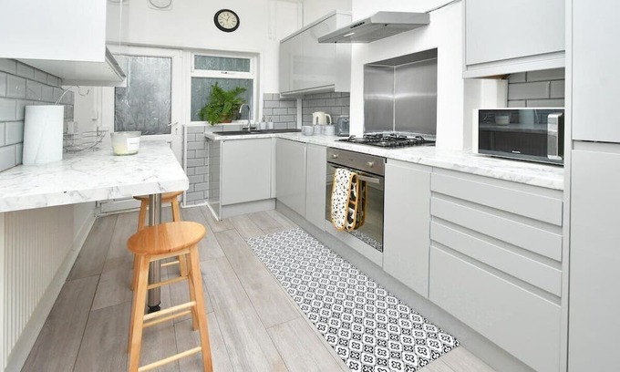 Stoke-on-Trent Casa | Superb Autumn Stay at Stylish Home in the City