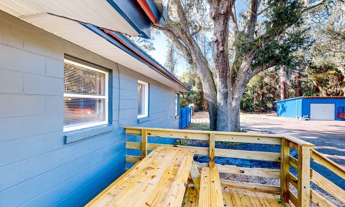 Fernandina Beach Casa | Bright & charming getaway with generous yard, W/D, & deck - near beaches & golf