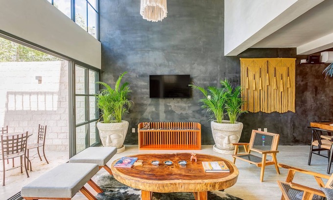Centro de la ciudad de Tulum Villa | Nature-Chic Villa with Rooftop and Lap Pools!