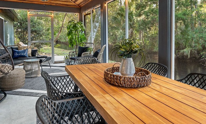 Homosassa Casa | Waterfront Screen Porch with kayaks to experience the peaceful Halls River!