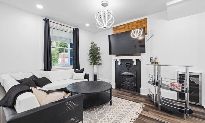Mount Washington Casa | 4BR 4BA Urban Oasis in Mt Washington