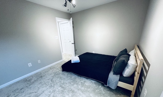 Groveton Apartamento | Stunning 3BR Apartment. Peaceful & Quiet!