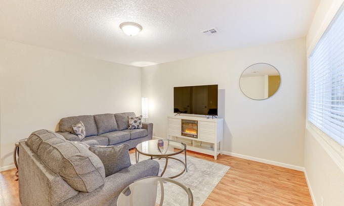Joplin Casa | Newly Renovated Joplin Townhome w/ Fireplace