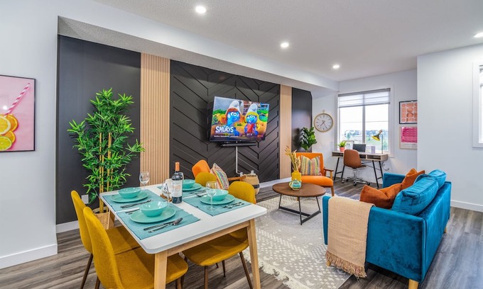 West Edmonton Casa | Eclectic Oasis »AC »3BR(1King) Townhouse »Near WEM